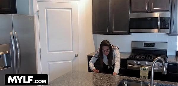  Fucking My Stepmom Alexis Zara While She Is In Hurry